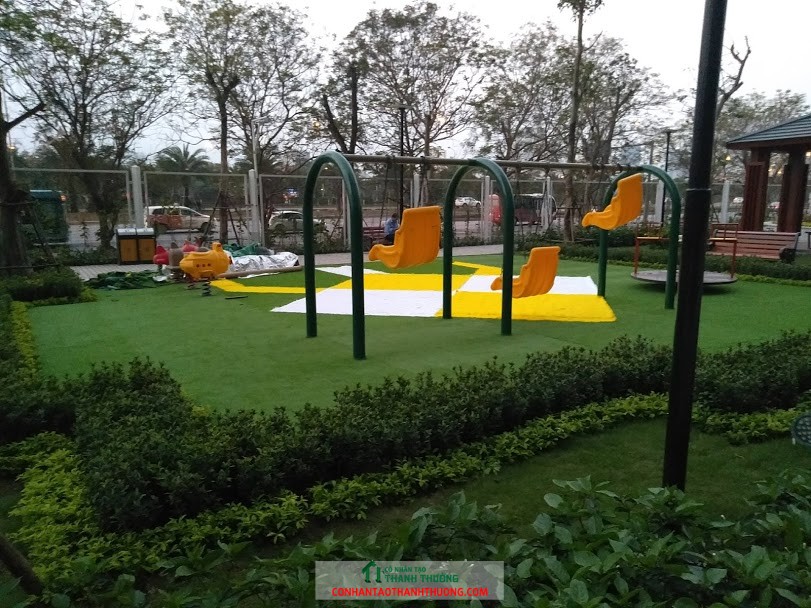 Thi công sân chơi trẻ em bằng thảm cao su kết hợp cỏ nhân tạo