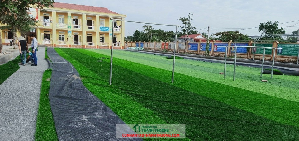 Thi công sân bóng đá cỏ nhân tạo tại trường THCS Lê Hồng