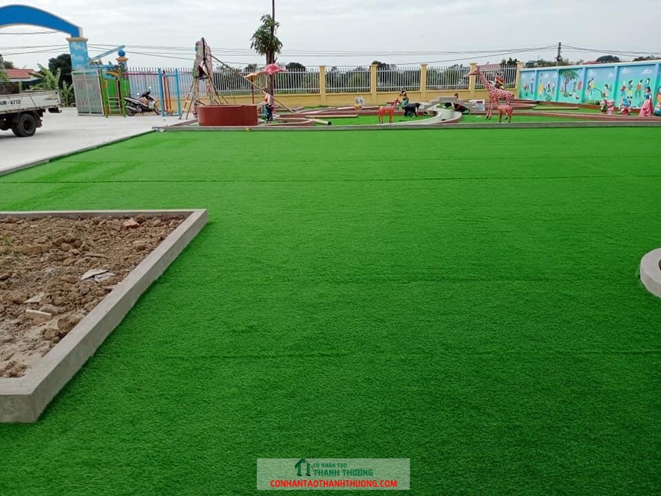 Thi công cỏ nhân tạo sân vườn tại trường mầm non Hùng Thắng.